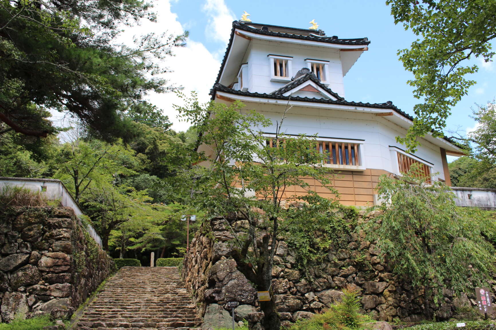 小倉山城の駐車場や見どころ（模擬櫓、本丸石垣など）を紹介